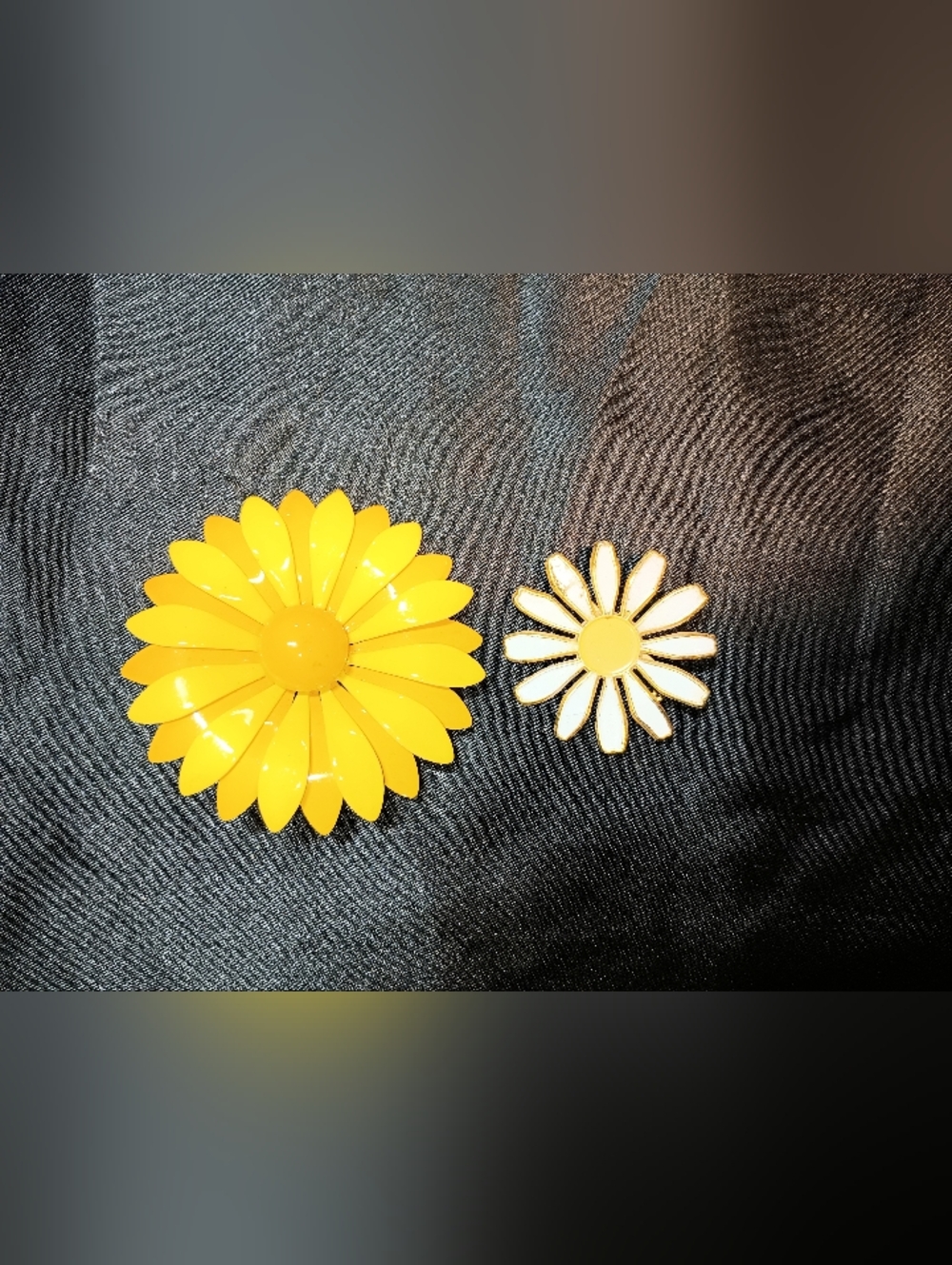 Vintage Enamel Daisy Pins. 2
